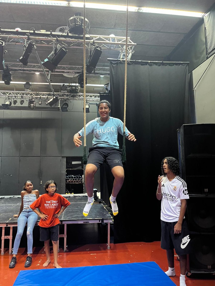 esquitxbcn's tweet photo. Darrer dia de Casal d'Estiu visitant amb el grup de Grans l'Espai Jove BocaNord! Activitats amb teles, trapezi, rocòdrom, etc. Diversió mentre agafem consciència del nostre cos.  @Bocanord #CasalEstiu https://t.co/4BPVpMzhbM