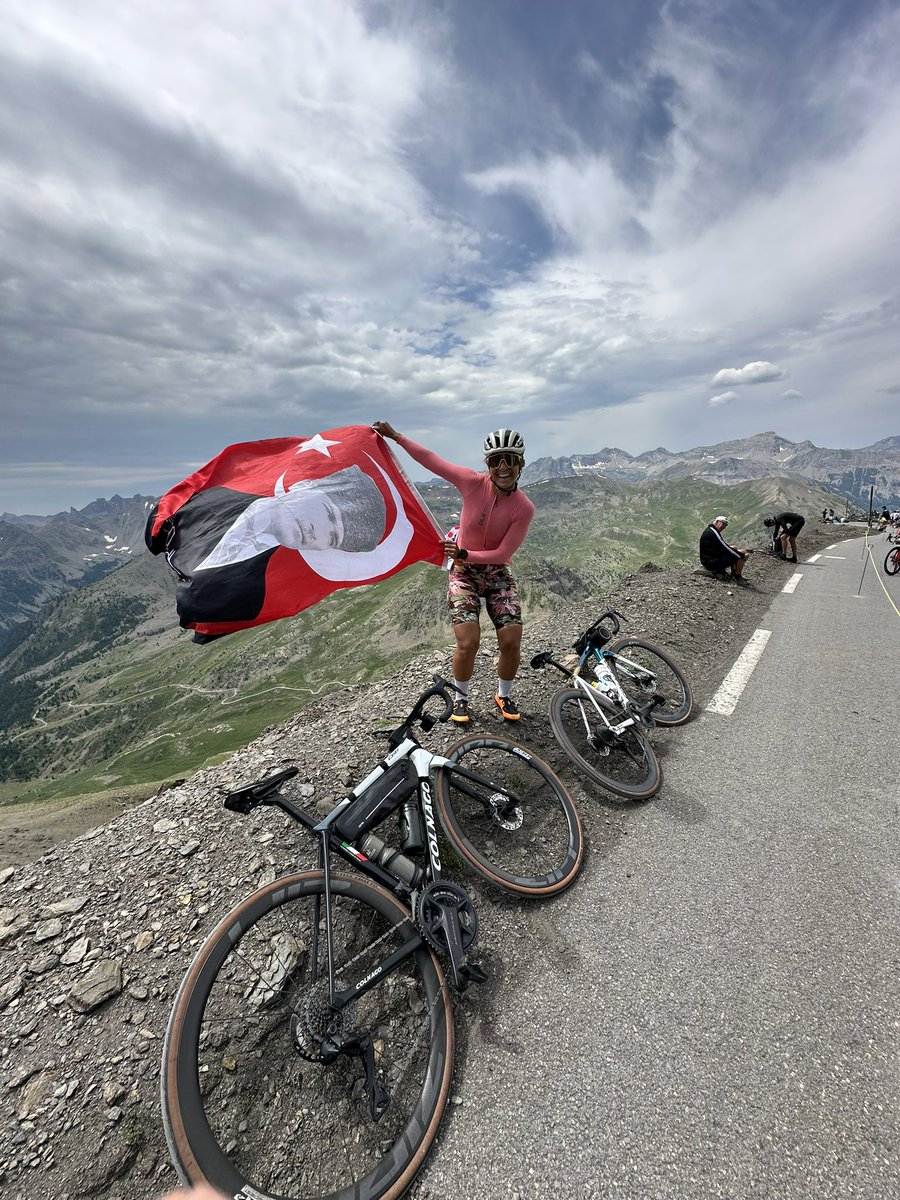 merve_guney_'s tweet photo. Tour de France in 19. Etabini izlemek icin Murat la Cime de la Bonette zirvesinin son 100m sindeyiz, TR bayrağını  dalgalandıracağız 🇹🇷 #tdf2024tr https://t.co/4BBYG1inHq