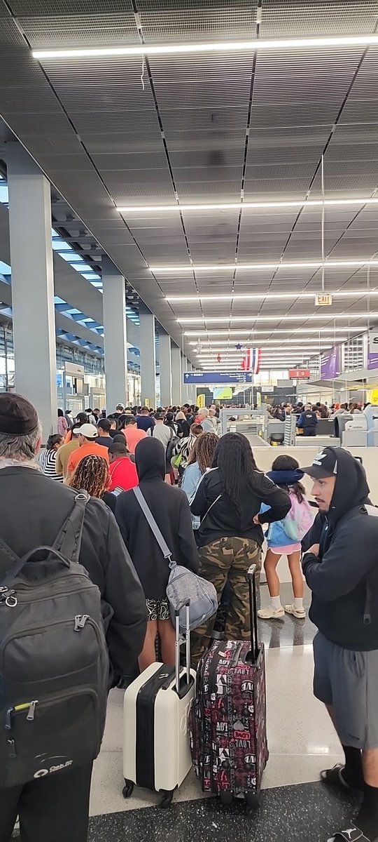 JackLombardi_ii's tweet photo. BREAKING: Microsoft global outage impacting airlines and banks.
Officials say this is not a cyber attack. They're pointing to a failed security patch that was pushed out .
I'm currently stuck at Ohare as a result. Call ahead if you're flying.
#allsystemsdown https://t.co/KhLzCBKFaT