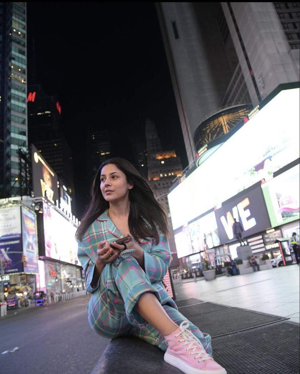 filmfare's tweet photo. Enjoying to the fullest! ✨

#ShehnaazGill shares snaps from New York City. 🤍

#Celebs https://t.co/FCuUebv5if