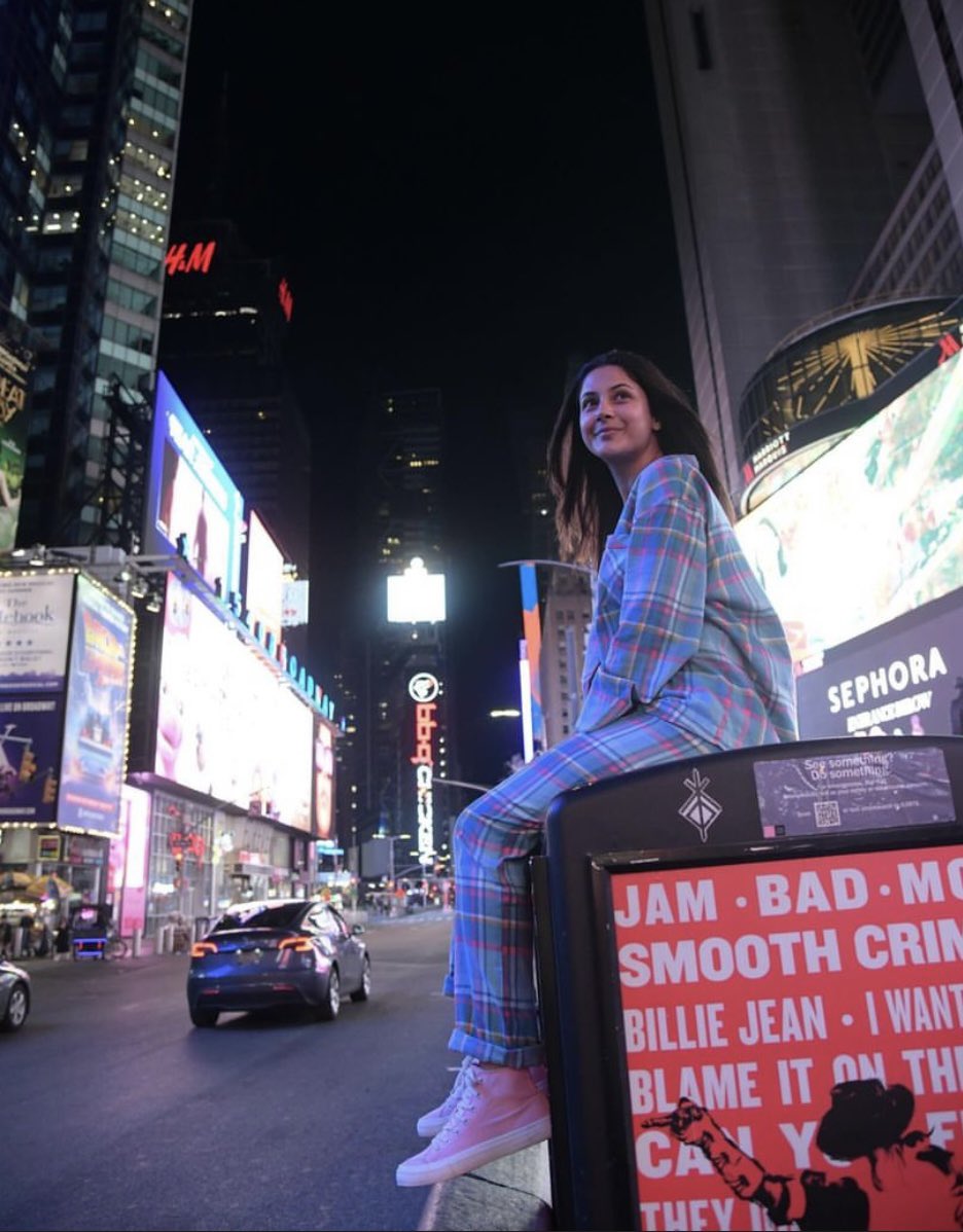 filmfare's tweet photo. Enjoying to the fullest! ✨

#ShehnaazGill shares snaps from New York City. 🤍

#Celebs https://t.co/FCuUebv5if