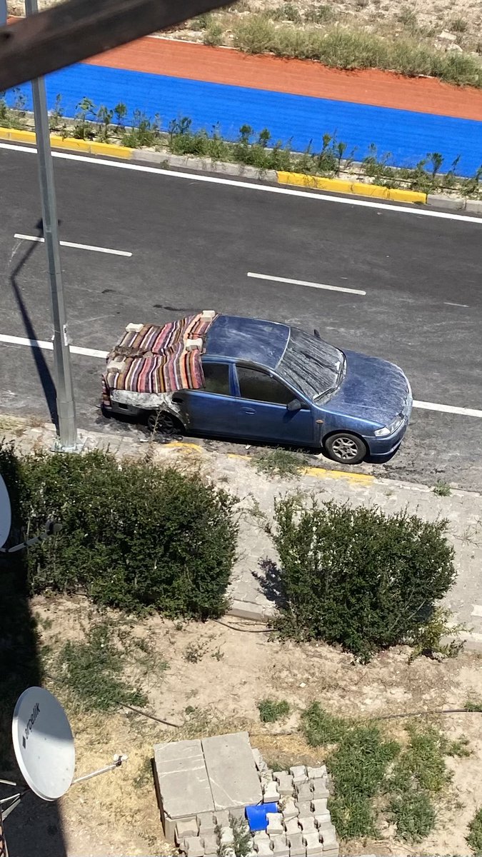 eceozennn's tweet photo. Bu gördüğünüz benim babamın yıllarca emek emek boyasına içindeki en ufak parçaya kadar elleriyle ilmek ilmek uğraştığı tek varlığı arabası..benim çocukluğum babamla kızımız dediğimiz kıymet verdiğimiz bi arabadan maldan eşyadan çok daha fazlası.
#egemenacici #mazda #vicdansız https://t.co/gHhSk892s6