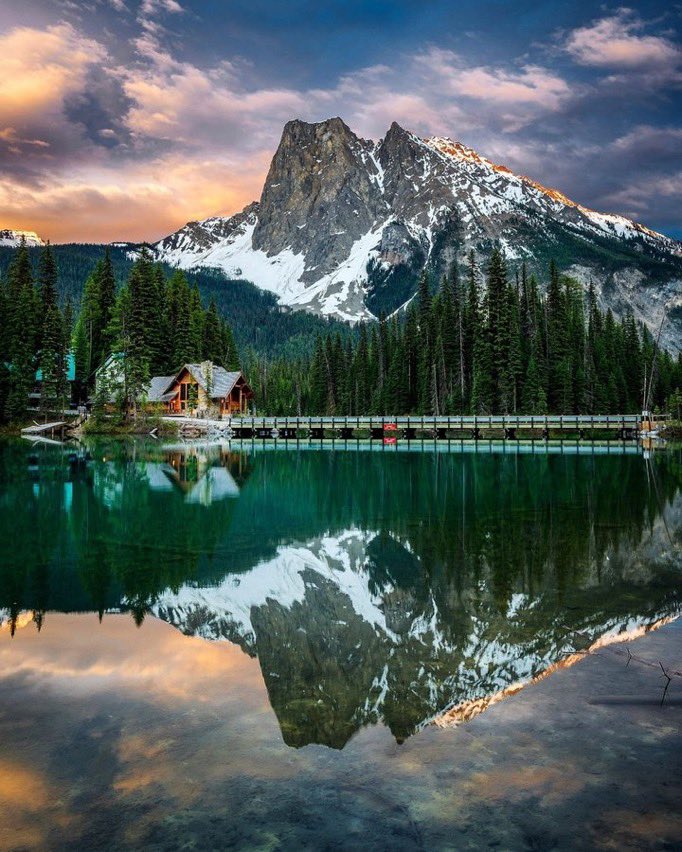 Mesmerized by the breathtaking vistas of Lake Louise 🏞️ Embrace the beauty of nature's masterpiece! #NatureLove #ExploreCanada #Mountainscape