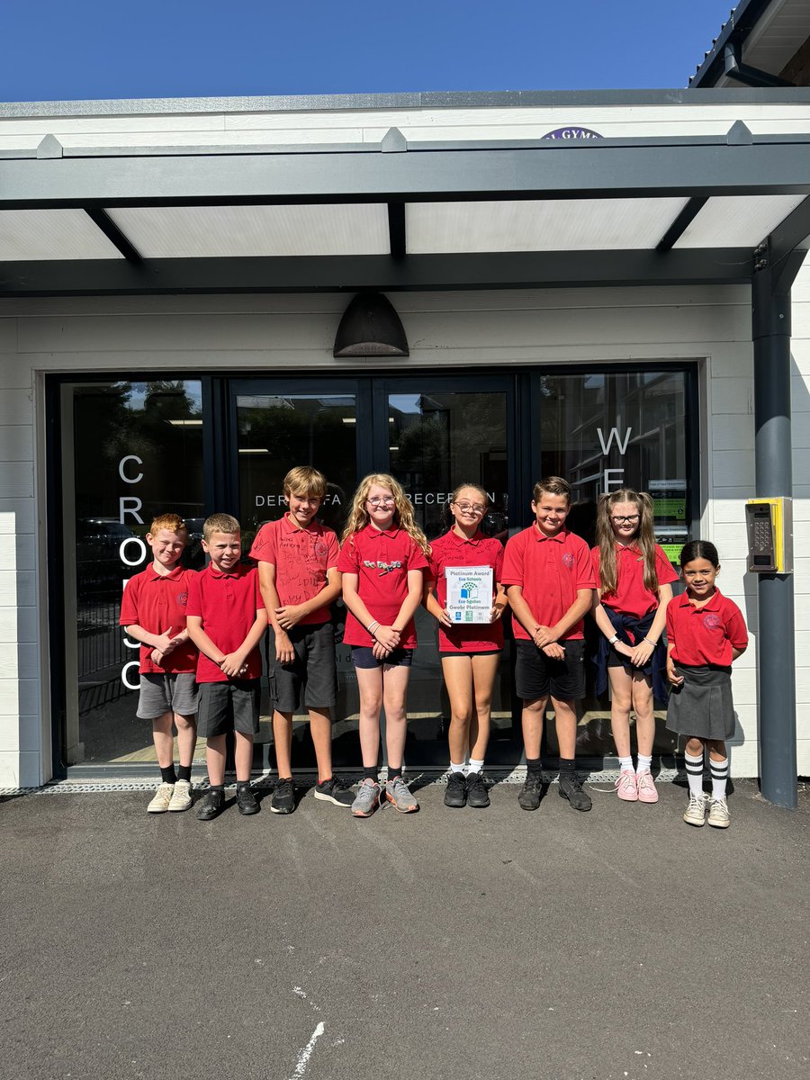 Llongyfarchiadau i’r Cyngor Eco am ennill y wobr Platinwm am eu holl waith caled eleni ♻️
Congratulations to the Eco Council for being awarded the Platimum Award for all of their hard work this year ♻️