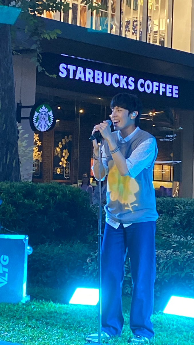 Monabadeth's tweet photo. Worth it ung paglakad ko mula sa bahay hanggang UP Town Center. Thank you @justintdedios #kaibigan https://t.co/sNhfAmKLsB