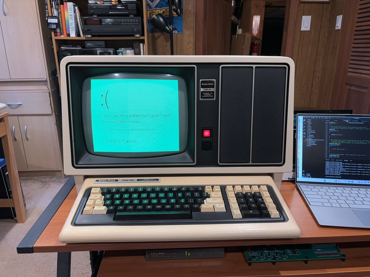 TJBChris's tweet photo. The worldwide outage has struck my computer room!  No computer is safe!! 😁 https://t.co/dxPDvMMnLo