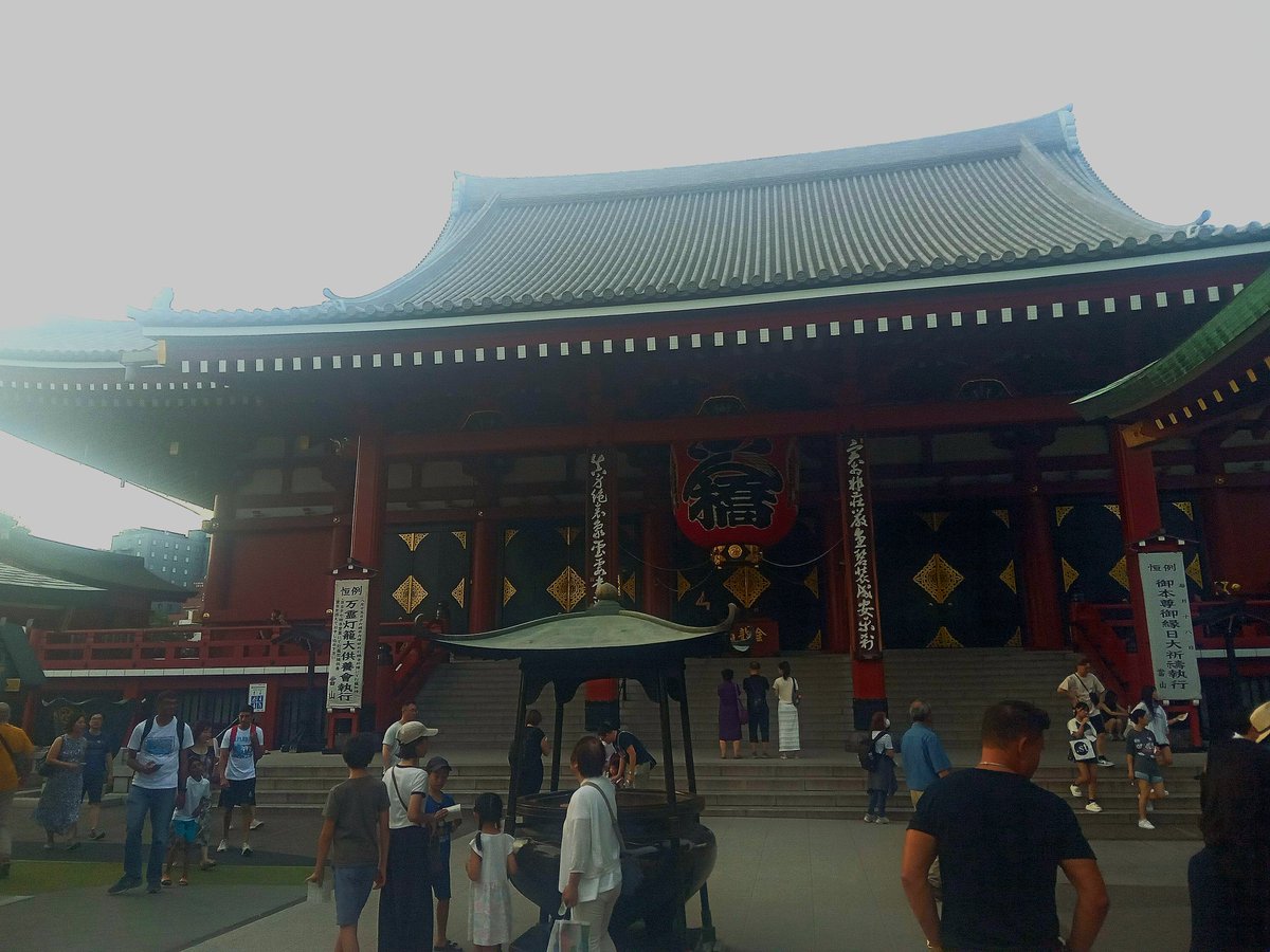 mikeinjapan's tweet photo. Went round to Asakusa to check out the Sensou-ji market and temple, still as busy as ever, and even saw some 19th century style rickshaw drivers still doing their trade on the street https://t.co/wqmjt0tJUk