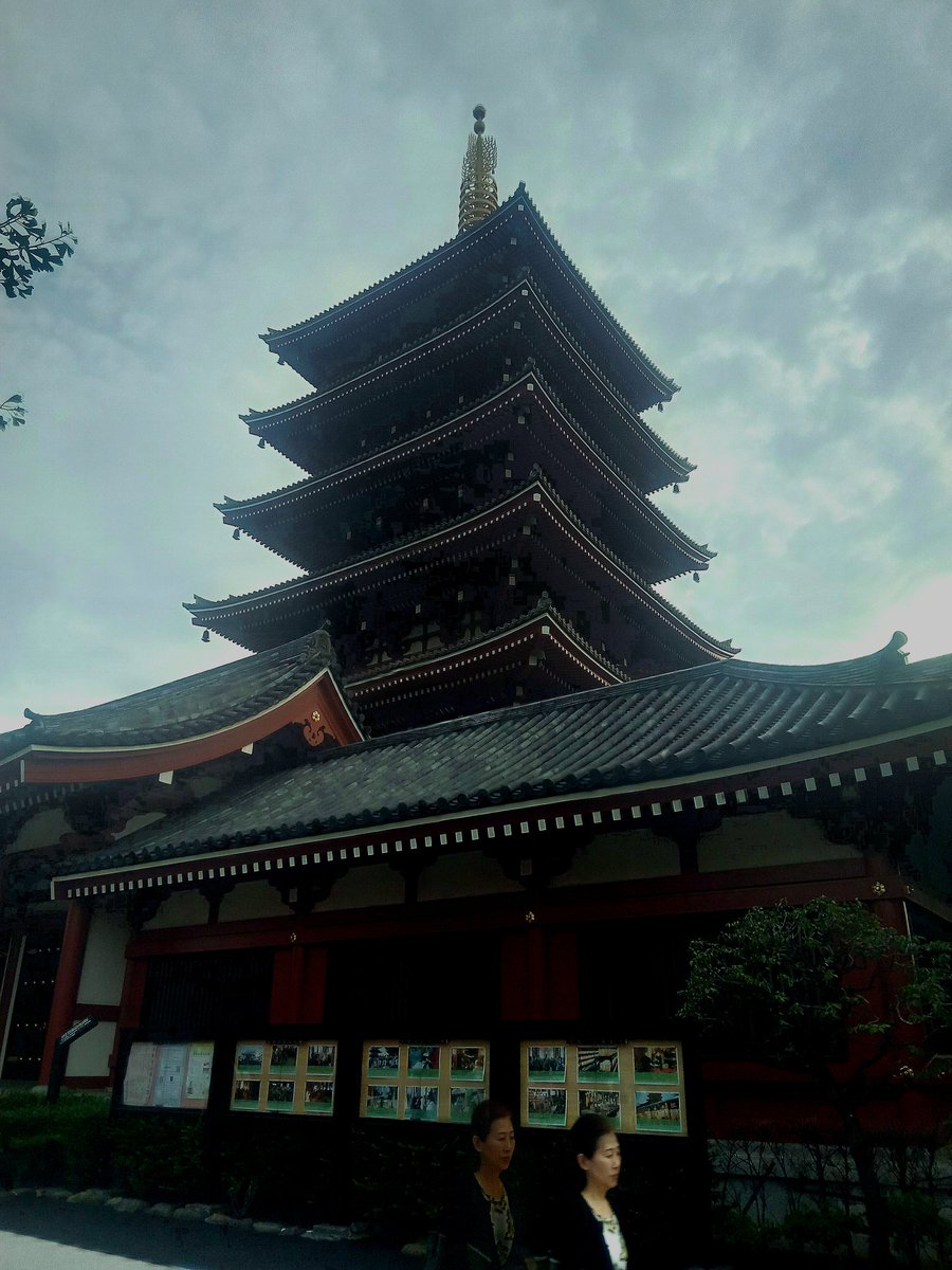 mikeinjapan's tweet photo. Went round to Asakusa to check out the Sensou-ji market and temple, still as busy as ever, and even saw some 19th century style rickshaw drivers still doing their trade on the street https://t.co/wqmjt0tJUk