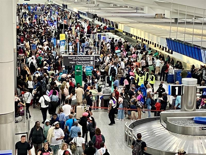 ATLNewsFirst's tweet photo. The scene right now at Hartsfield-Jackson Atlanta International Airport following a global IT outage. Here's what you need to know: https://t.co/jYPxrrYZZS https://t.co/AuuFvrD8V3