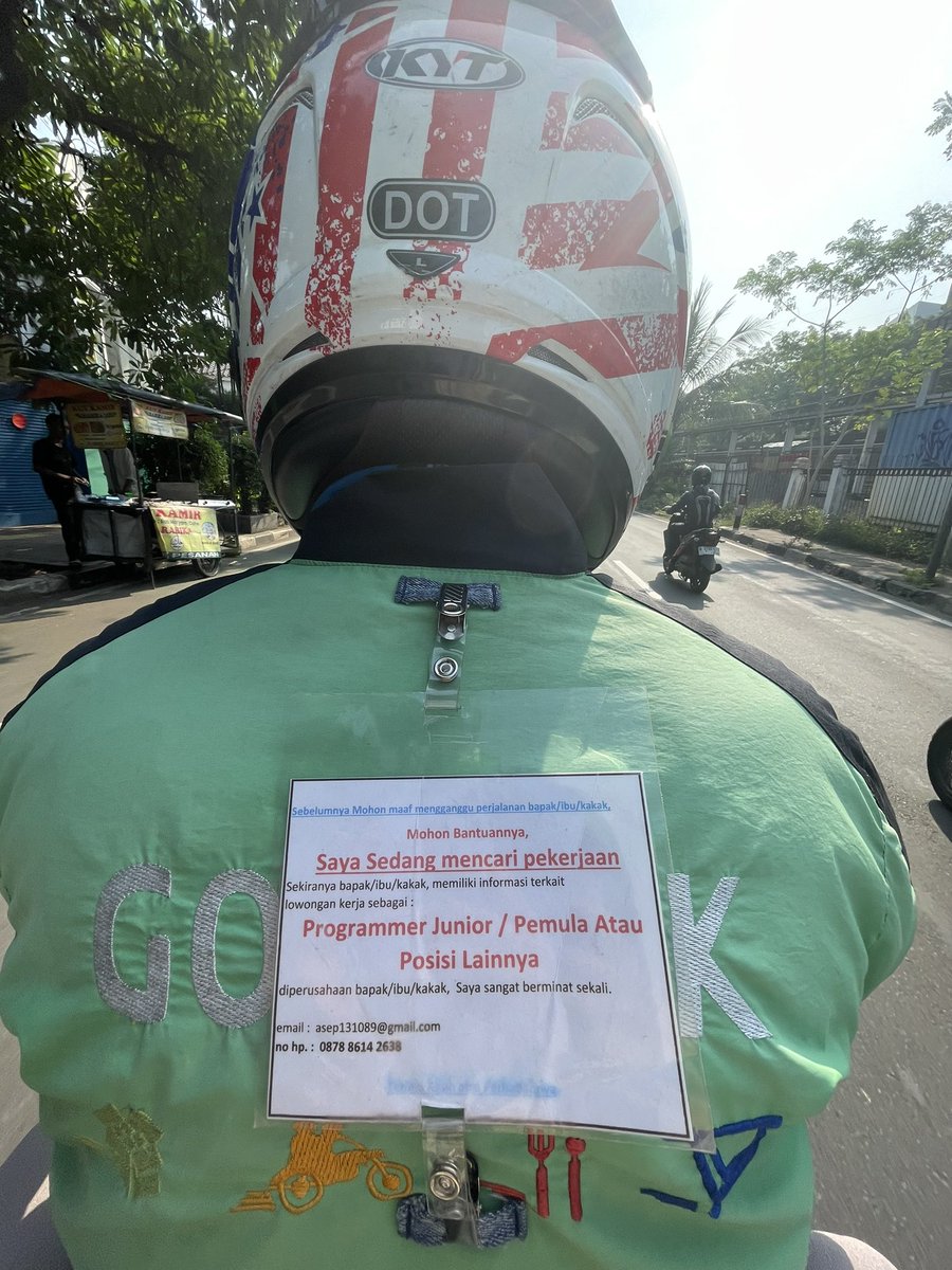 tharrasabbih's tweet image. pagi tadi berangkat kerja dapet driver gojek yang lg nyari kerja. nyari rolenya apa? yup programmer junior/pemula.

dalem hati gue, "keren bangeett ni masnya, nunggu job sambil ngojek".
gue iseng lah foto tulisannya, siapatau bs bantu share.

pas mo turun ngobrol bntr, ternyata..