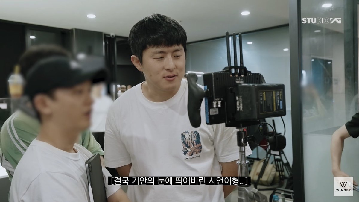 ขออวยยศพี่คีอัน84 หน่อยเหอะ พี่เขาเต็มที่ในการซัพพอร์ตพี่ฮุนมากๆ พูดคำว่า "แค่นายเอ่ยปากพี่ไปให้ได้ตลอด" ไม่รู้กี่รอบ สุดท้ายคือเขียนสตอรี่บอร์ด คิดบท กำกับ หานักแสดง ยันช่วยเล่นMV คือไปสุดมากจริงๆ แล้วผลงานที่ออกมาไม่ดูถูกคนดูเลย อยากขอบคุณพี่มากๆ ขอให้เจริญๆนะคะ😭🙏🏻