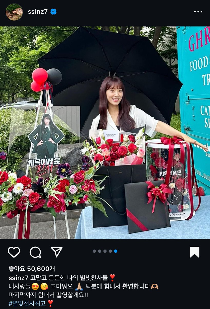 PSH_Translate's tweet photo. Thanks to all of your participation, we managed to deliver the lovely photo message book, cake, flowers to SH! This time, I prepared with @bbeumshinhye @star_lightangel 😆

She returned to the filming set holding the book with a bright smile:) Thank you all! https://t.co/l1xFrS75qN