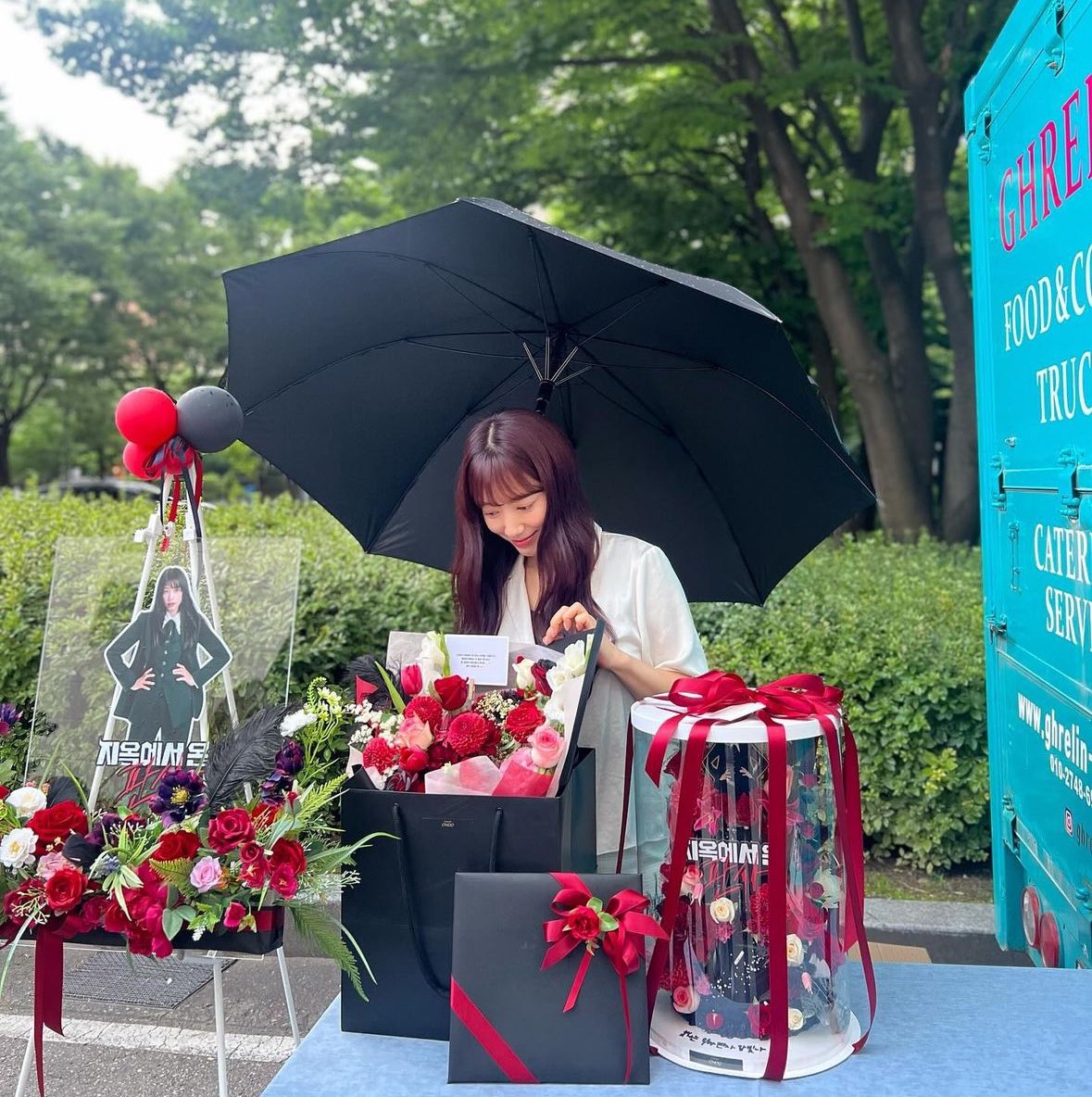 PSH_Translate's tweet photo. Thanks to all of your participation, we managed to deliver the lovely photo message book, cake, flowers to SH! This time, I prepared with @bbeumshinhye @star_lightangel 😆

She returned to the filming set holding the book with a bright smile:) Thank you all! https://t.co/l1xFrS75qN