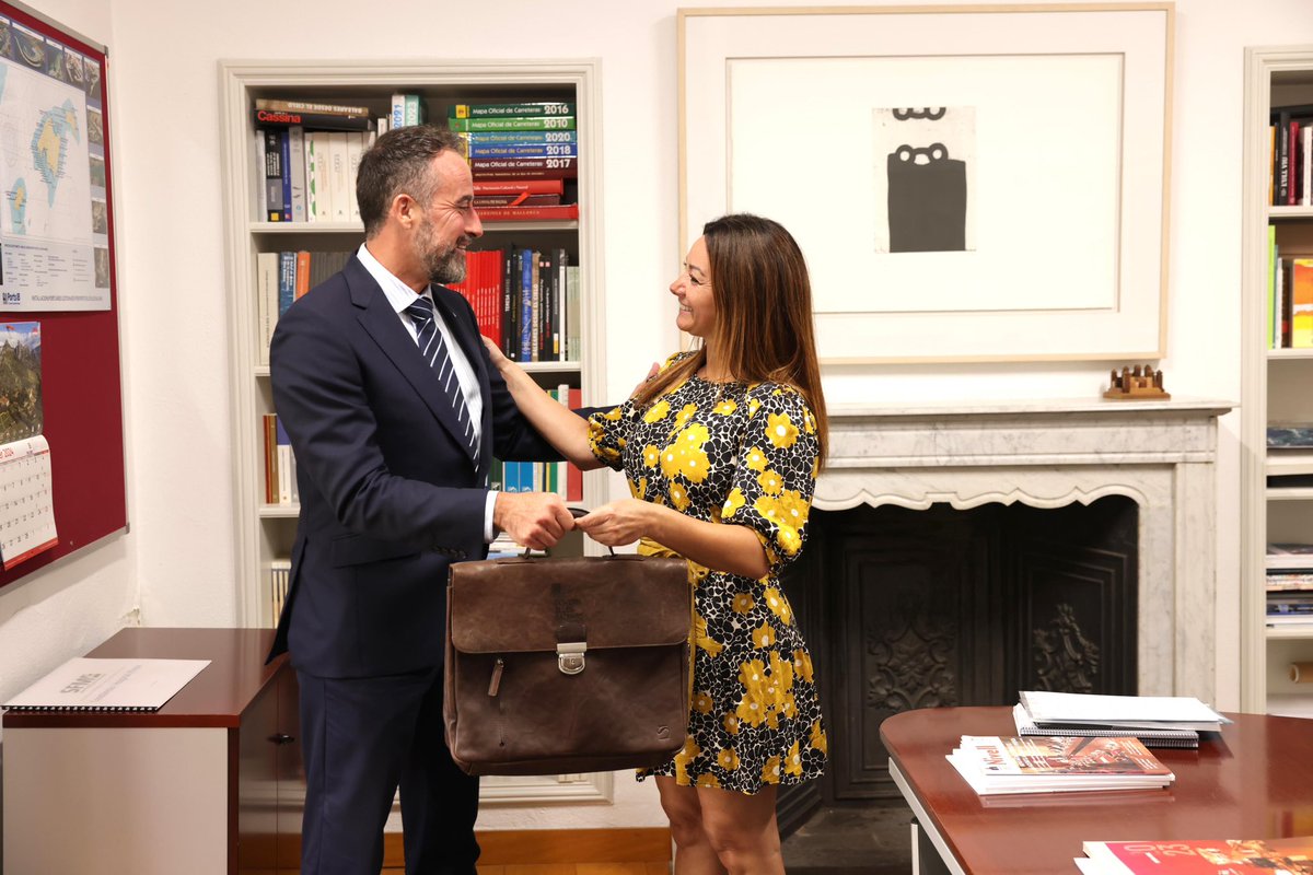 El nou conseller d'Habitatge, Territori i Mobilitat, José Luis Mateo, ha rebut la cartera de mans de la fins ara consellera, Marta Vidal, a la seu de la Conselleria, després d’haver participat aquest matí al seu primer Consell de Govern