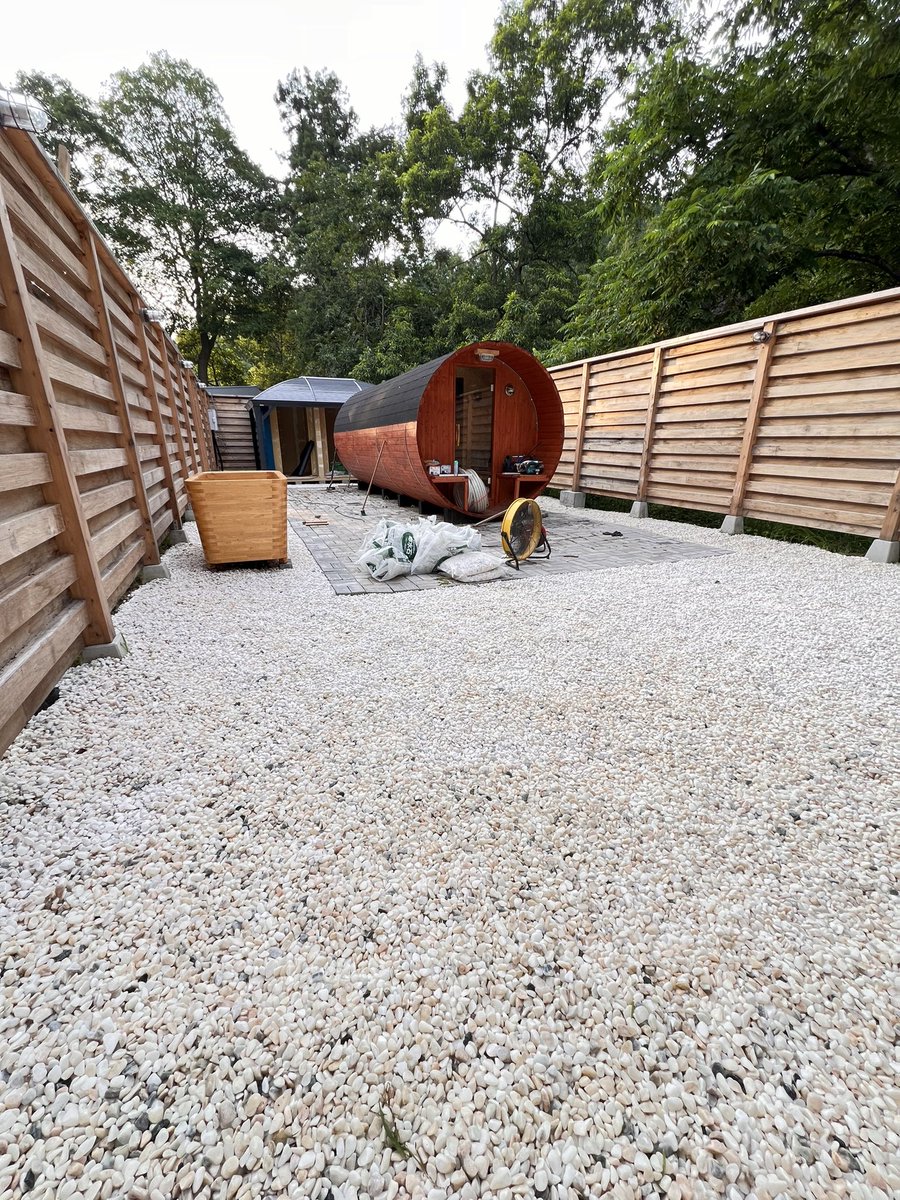 化粧砂利敷き詰めた！
サウナ完成まであとちょっと🤏