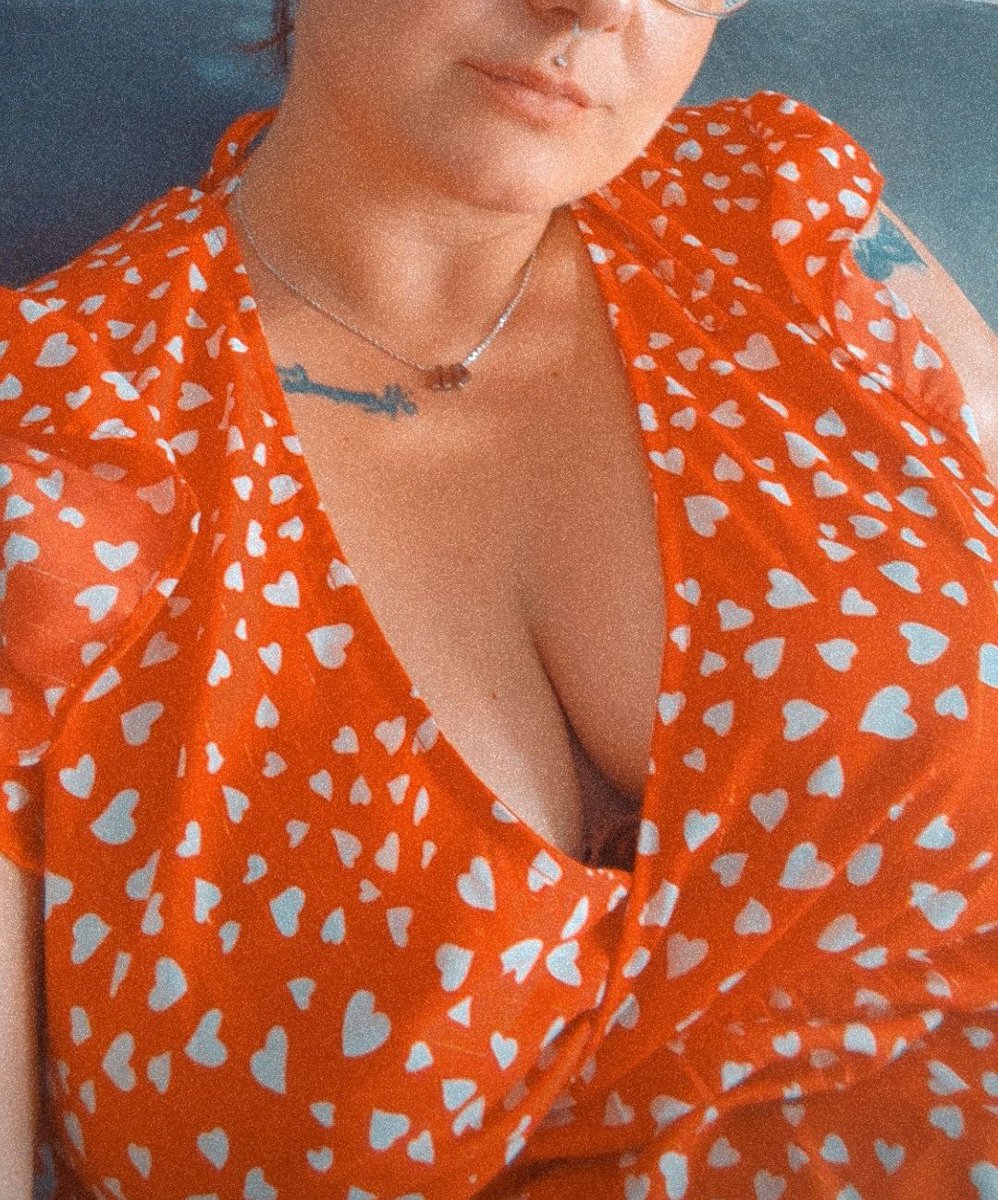 Vicky_dcm's tweet photo. Bonjour mes amours ! Ça va aujourd'hui ? 31° chez moi pas de sous vêtement pour moi aujourd'hui 🫣 

Prête à vous faire quelques photos venez en DM . 

#Pieds #Piedsnu #Fetichiste #Moneyslave  #Paypal https://t.co/bM3L8CuGA7