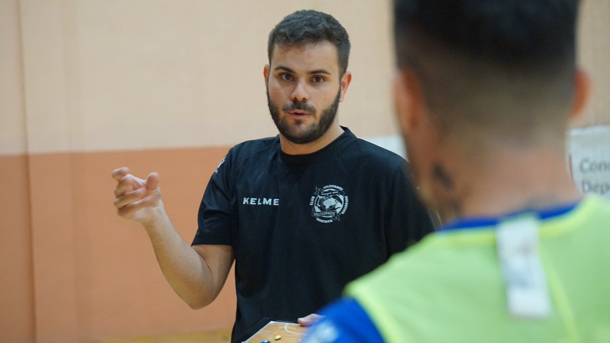 👋⚽ Saludamos ya al entrenador del <a href="/CDSalesianosCDS/">SALESIANOS FERRETERÍA ACENTEJO TENERIFE</a>, <a href="/KevinNoda5/">Kevin Noda</a>, en #ADiarioLive para hablar de la planificación de la nueva temporada. 

👉 radiomarcatenerife.com