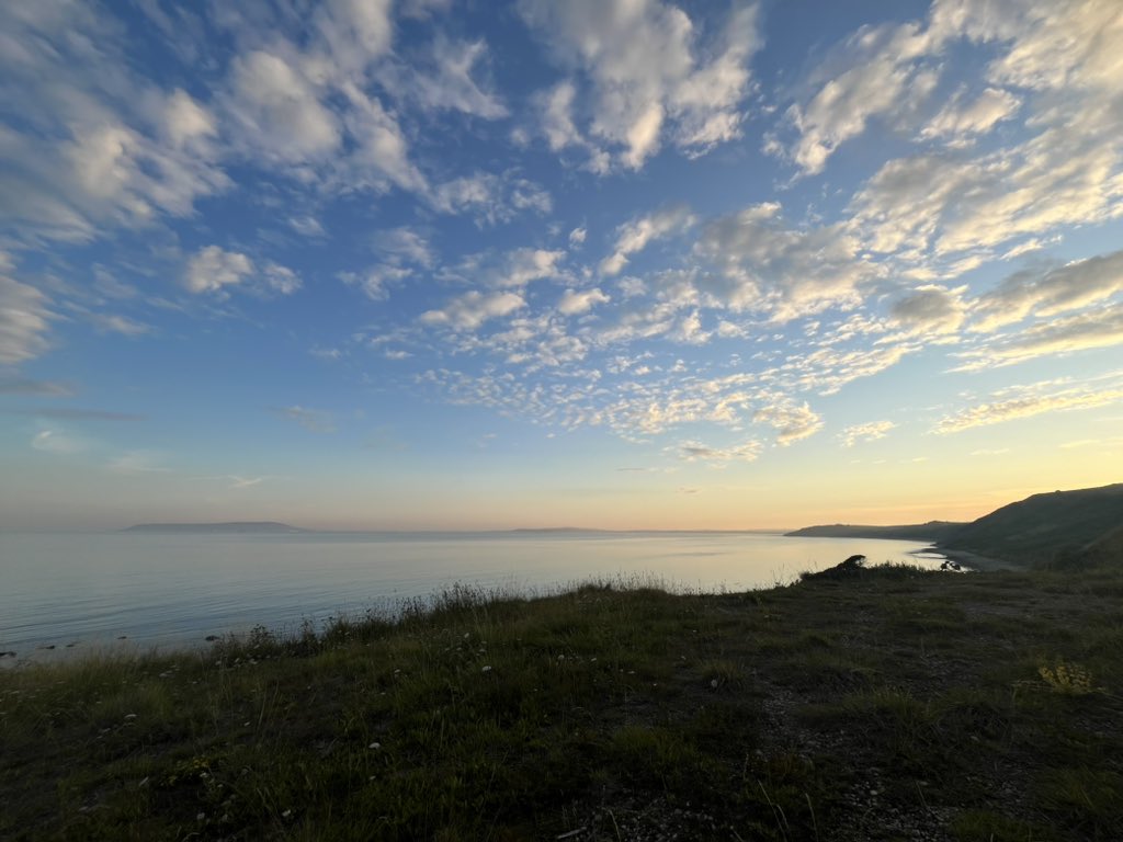 Libby_Burgess's tweet photo. Dorset doing its thing 😍

#dorset #coast #sunset #cliffs #southcoast #dorsetcoast #lookatthatsky #nofilter https://t.co/oBKiaCnOX0