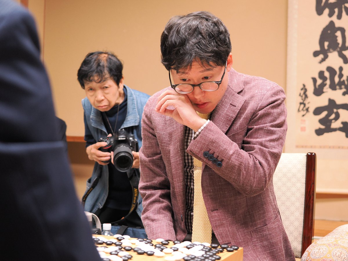 公）碁聖戦第3局は井山さんが逆転で制し、挑戦者の芝野さんに対して3勝0敗のストレート勝ち。碁聖４連覇、通算で歴代最多の10期の大台に乗せました。通算のタイトル獲得数も76とし、趙治勲さんと並んで歴代最多タイに。「趙先生の記録は遥か先のことだと思っていたので、本当に感慨深いです」