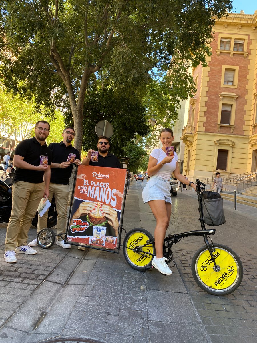 vickyfoods's tweet photo. 😍Nuestra campaña #NoPanNoFun continúa recorriendo las calles de Córdoba con estas súper bicis que celebran el placer de comer con las manos🙌. Manos que invitan a compartir momentos únicos con nuestros seres queridos, mientras disfrutamos de los productos de nuestra marca #Dulcesol. ¿Ya habéis visto el anuncio? 😊