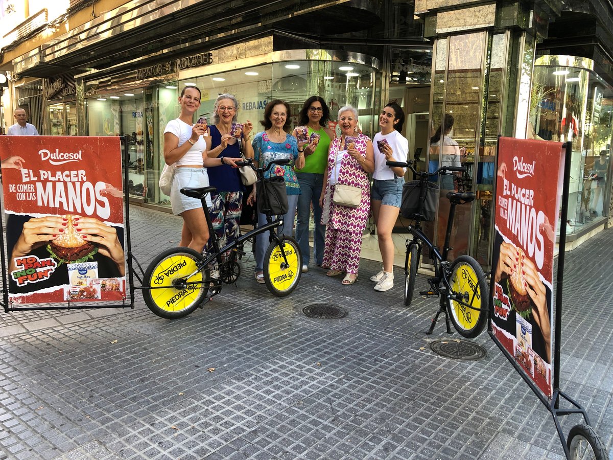 vickyfoods's tweet photo. 😍Nuestra campaña #NoPanNoFun continúa recorriendo las calles de Córdoba con estas súper bicis que celebran el placer de comer con las manos🙌. Manos que invitan a compartir momentos únicos con nuestros seres queridos, mientras disfrutamos de los productos de nuestra marca #Dulcesol. ¿Ya habéis visto el anuncio? 😊