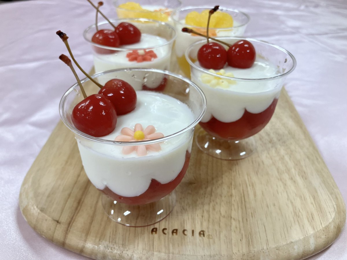 daisekiYu_ou's tweet photo. さくらんぼと甘夏のゼリー＆杏仁豆腐の2層デザート❤️
大量生産しすぎて食べるのつらい🥺

#杏仁
#杏仁豆腐
#ゼリー
#手作り https://t.co/IkYLHdZ7JC