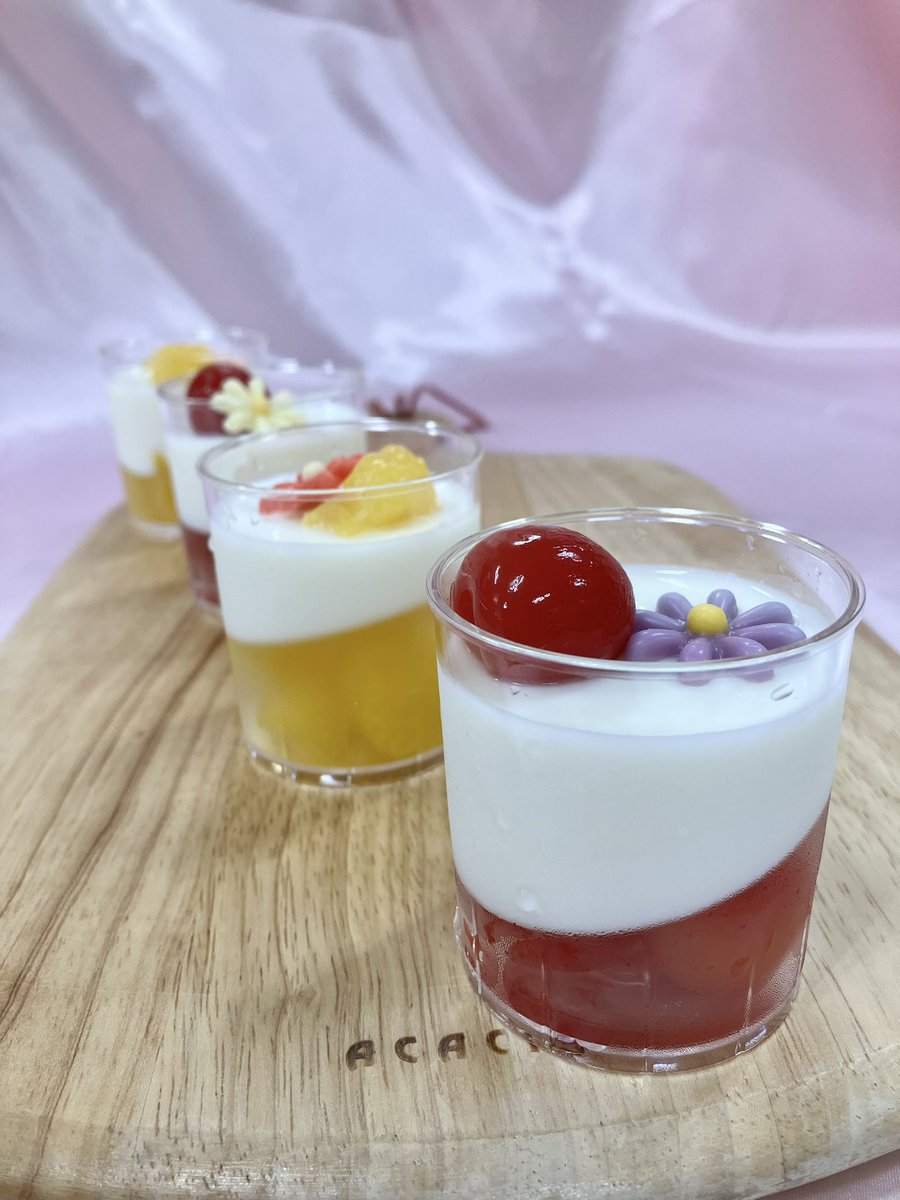 daisekiYu_ou's tweet photo. さくらんぼと甘夏のゼリー＆杏仁豆腐の2層デザート❤️
大量生産しすぎて食べるのつらい🥺

#杏仁
#杏仁豆腐
#ゼリー
#手作り https://t.co/IkYLHdZ7JC