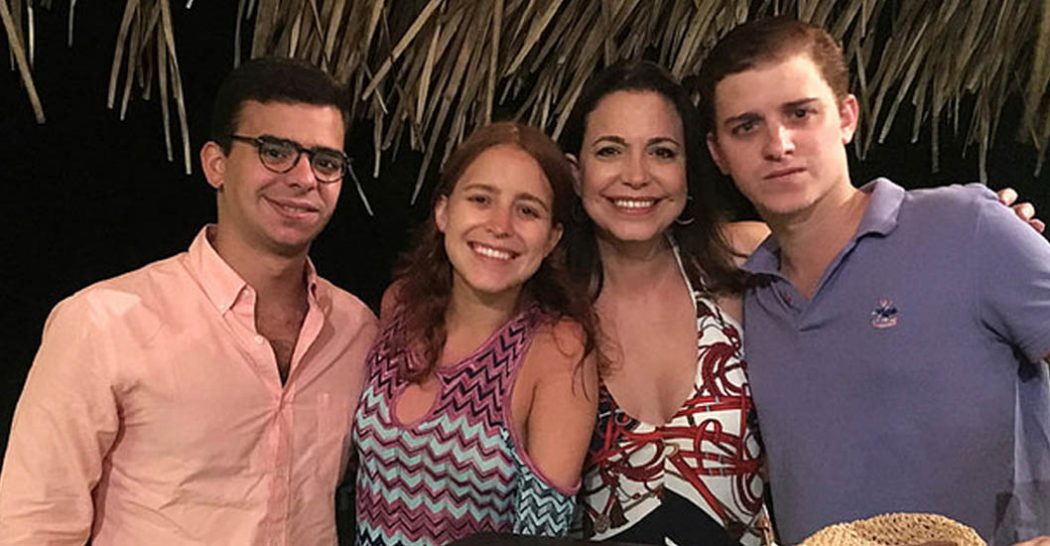 hendrixf's tweet photo. @teamovenezuel3 Hijos de María Corina, no se parecen ni un poquito a lo que publicas https://t.co/1Ed9o0IUgf