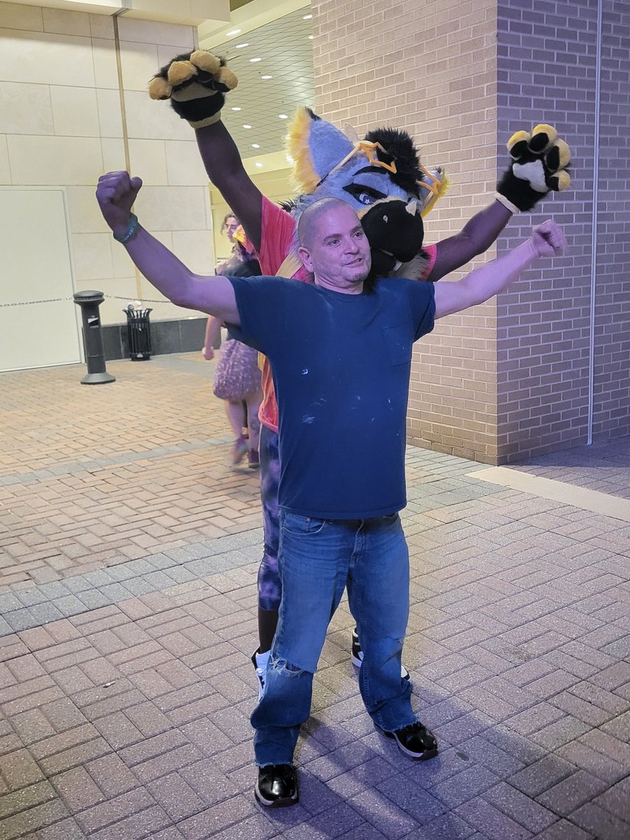 star_fluffyderg's tweet photo. I big and scary🤭🤣
Fine this derg this weekend @ConnectiCon
#furry #furrycommunity #conneticon #ctcon https://t.co/MhOWDpXjzv