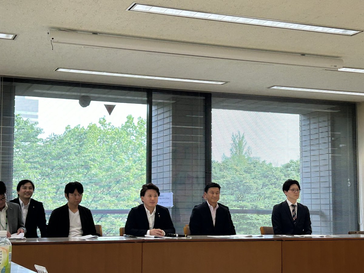 yoshio_0707's tweet image. 【2024.7.19】会派室前の #スズメバチ🐝を横目に…今日は、早朝の ＃JSMC 呉社長との意見交換にはじまり、会派総会、そして月例の ＃宮城県議会常任委員会 。その後は宿泊税に関わる自民会派内の意見交換。次いで ＃全国介護事業者連盟 からの要望及び意見交換。夕方は #宮城県自治会連合会 との懇談会