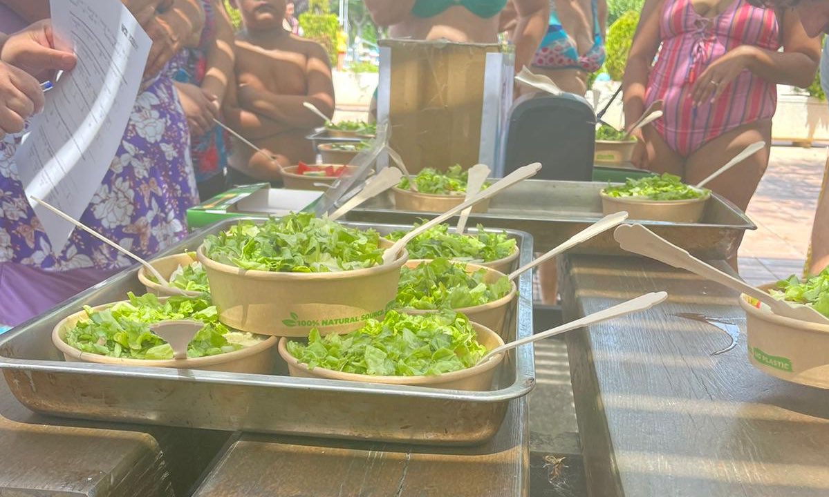 medioambienteZ's tweet photo. ¡Degustación de ensalada de verano con productos de temporada y ecológicos de la Huerta de Zaragoza en CDM La Granja! Dentro del proyecto "Enraizando políticas alimentarias en #Zaragoza" de @medioambienteZ con @CERAI_Aragon y @mensacivica 

Receta > https://t.co/V49ZpDAAV1 https://t.co/lYE2OPG25c