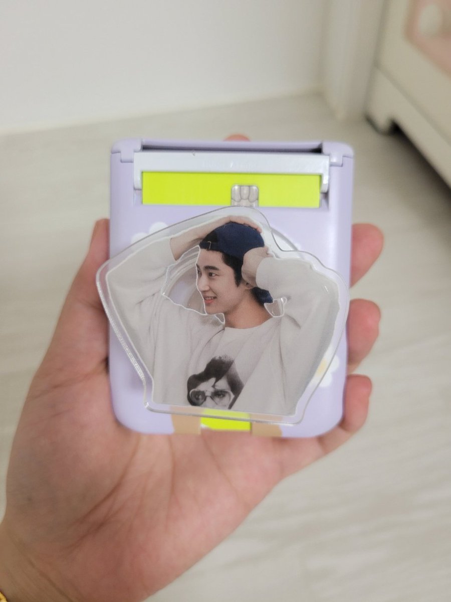 이 귀여운걸 많은분과 나누고싶지만
여러분께 드릴순없고용🥹
4가지중 원하는걸로 하나 골라서
한분께 드릴께용!!!
rt 해주시면 추첨으로 뽑겟습니당~
전 수시로 보고싶어서 용감하게..🤭