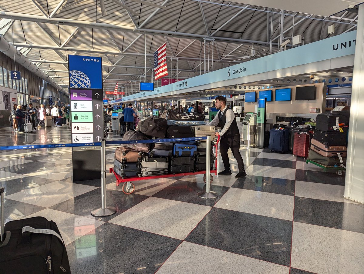 Blank screens, delays and manually moving luggage at O'Hare during global IT #outage <a href="/WBBMNewsradio/">WBBM Newsradio</a>