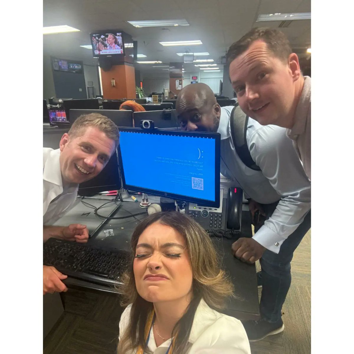 Digiato's tweet photo. 🔻هم‌زمان با اختلال در عملکرد ویندوز به‌خاطر به‌روزرسانی نرم‌افزار CrowdStrike، کاربران در شبکه‌های اجتماعی از امروز به‌عنوان روز جهانی «صفحه آبی مرگ» یاد کرده‌اند.  
 
این به‌روزرسانی باعث از کار افتادن بسیاری از سیستم‌ها در فرودگاه‌ها، فروشگاه‌ها و بانک‌ها شده است. در حقیقت، بسیاری از سیستم‌های ویندوزی در سراسر جهان امروز صفحه آبی مرگ را نشان دادند.
