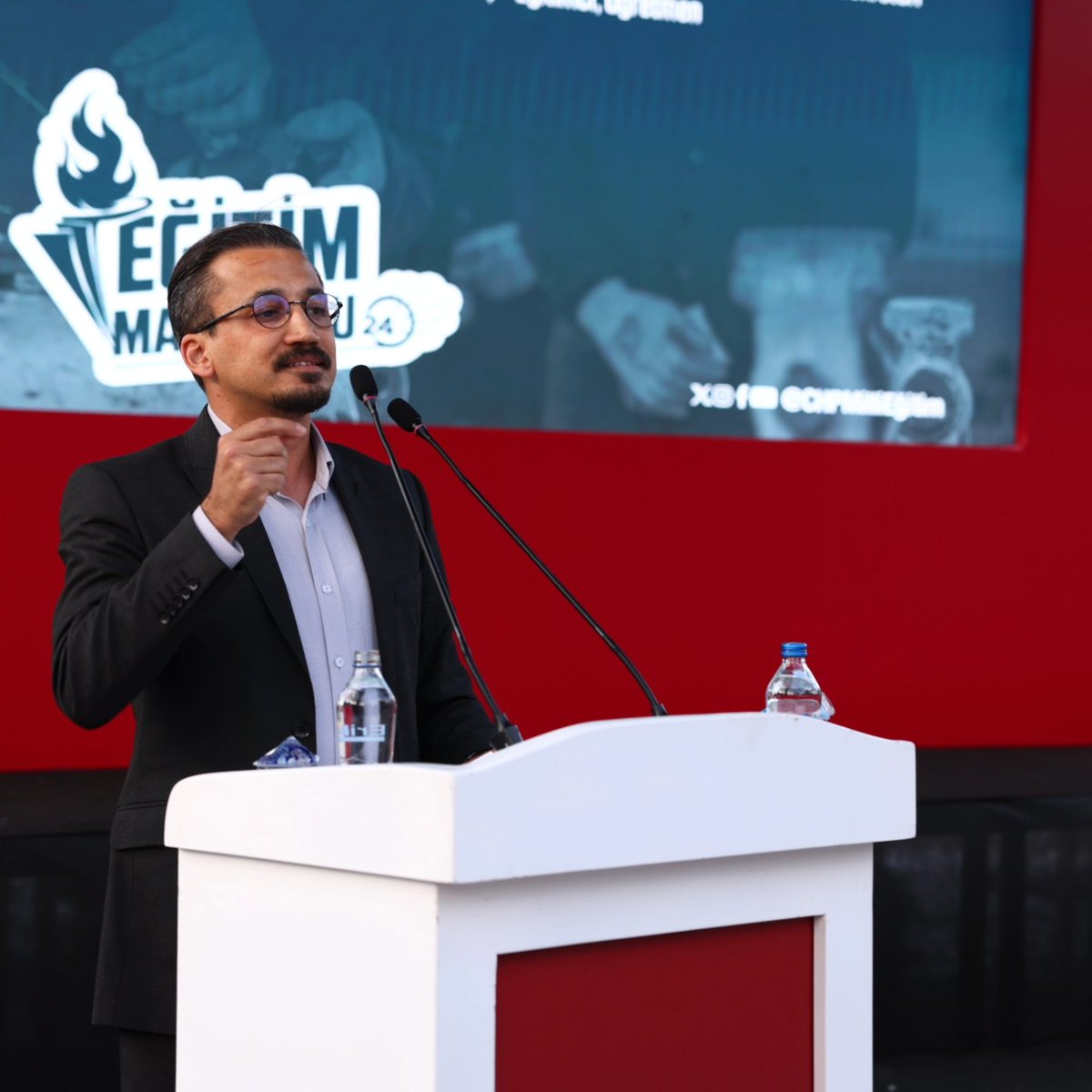 cuneytiltus's tweet photo. Dün yapılan #EğitimMaratonu'nda ataması yapılmayan öğretmenlerin hislerini, düşüncelerini ve sormak istediklerini aktarmaya çalıştım. Bulduğum her imkanda meslektaşlarıma ses olmaya devam edeceğim. Çünkü bu ülkeyi yönetenlerin bizlere bir gençlik borcu var... 
Bu etkinliği düzenleyen, meslektaşlarım adına bana söz hakkı veren başta CHP Genel Başkan Yardımcısı Sn. @Suat_Ozcagdas olmak üzere, tüm ekibine ve bizleri orada ağırlayan CHP ailesine öğretmenler adına çok teşekkür ediyorum.