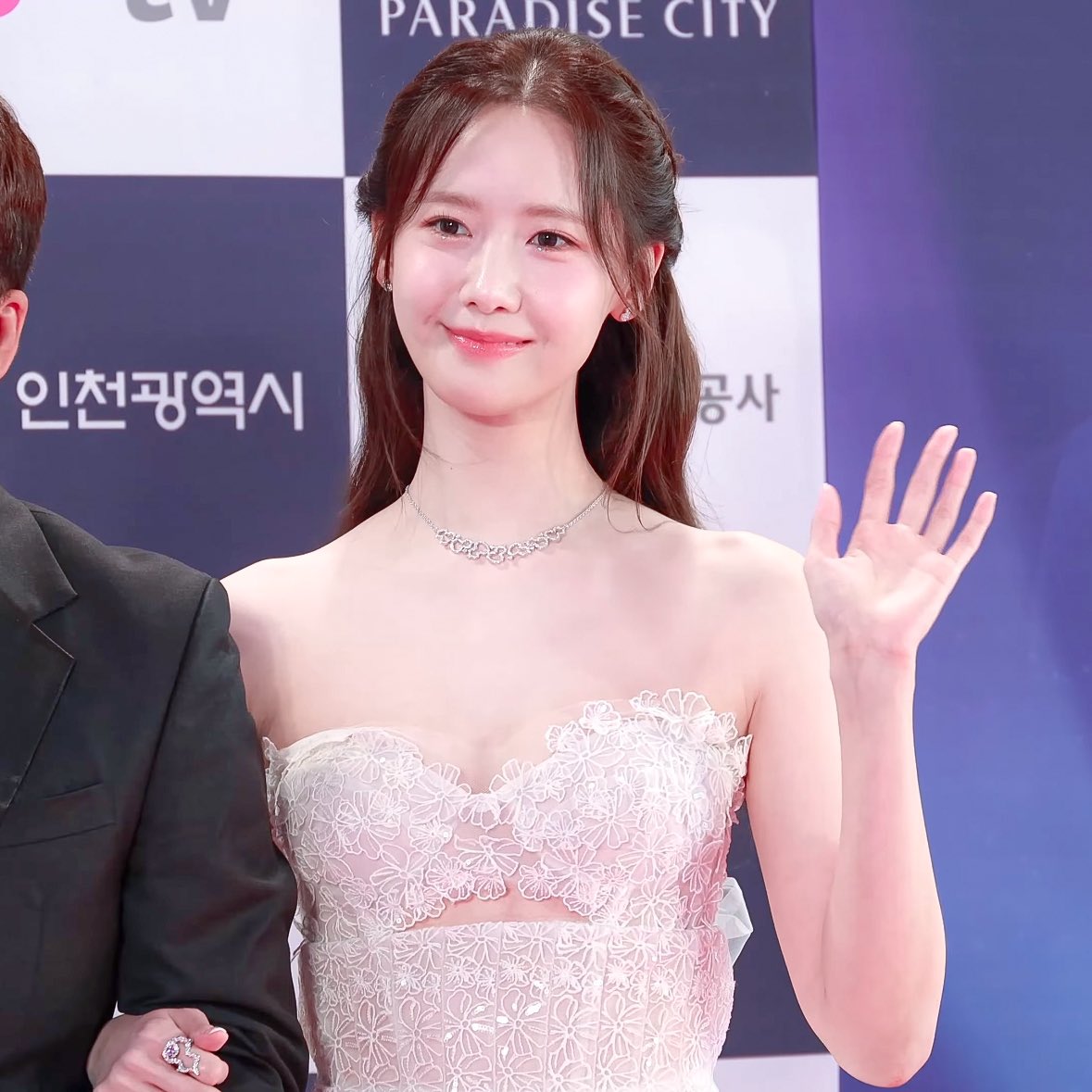 530space's tweet photo. 청룡 시리즈 어워즈 MC 임윤아 멋지다 멋져
#윤아 #YOONA https://t.co/xKvoth5PKI
