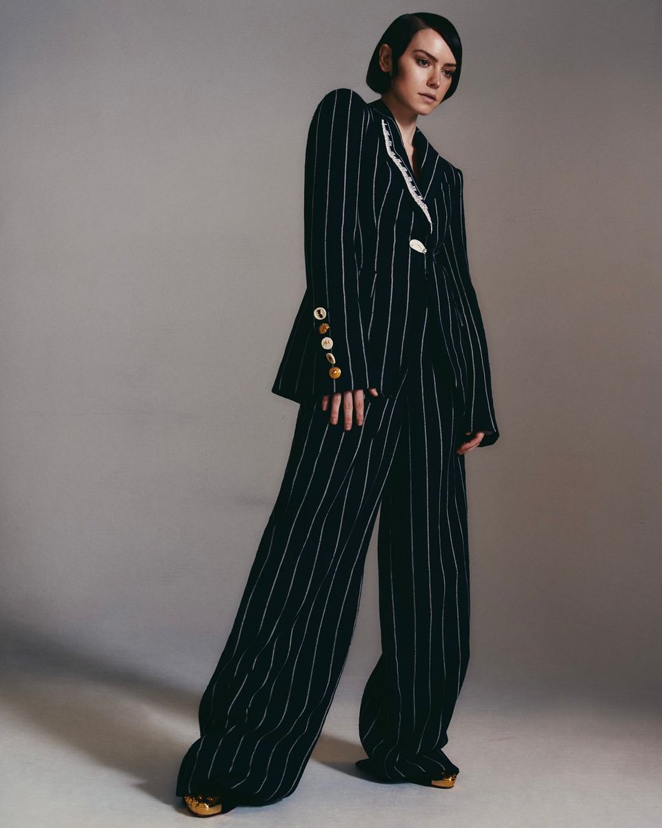 Scavenger_Jakku's tweet photo. has.hejazi via IG post: DAISY X SCHIAPARELLI 

Queen Daisy Ridley for Rollacoaster magazine 

#DaisyRidley #Rollacoaster https://t.co/6kDjzM6zgR