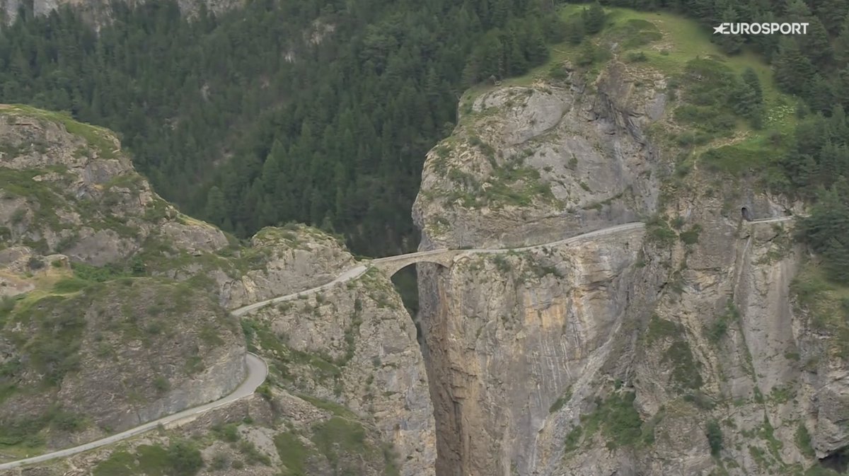 L'Humanité, c'est aussi se dire "tiens, si on reliait ces deux montagnes via un édifice construit en pierre au-dessus du béant vide mortel" par flemme de contourner cette même montagne. #TDF2024