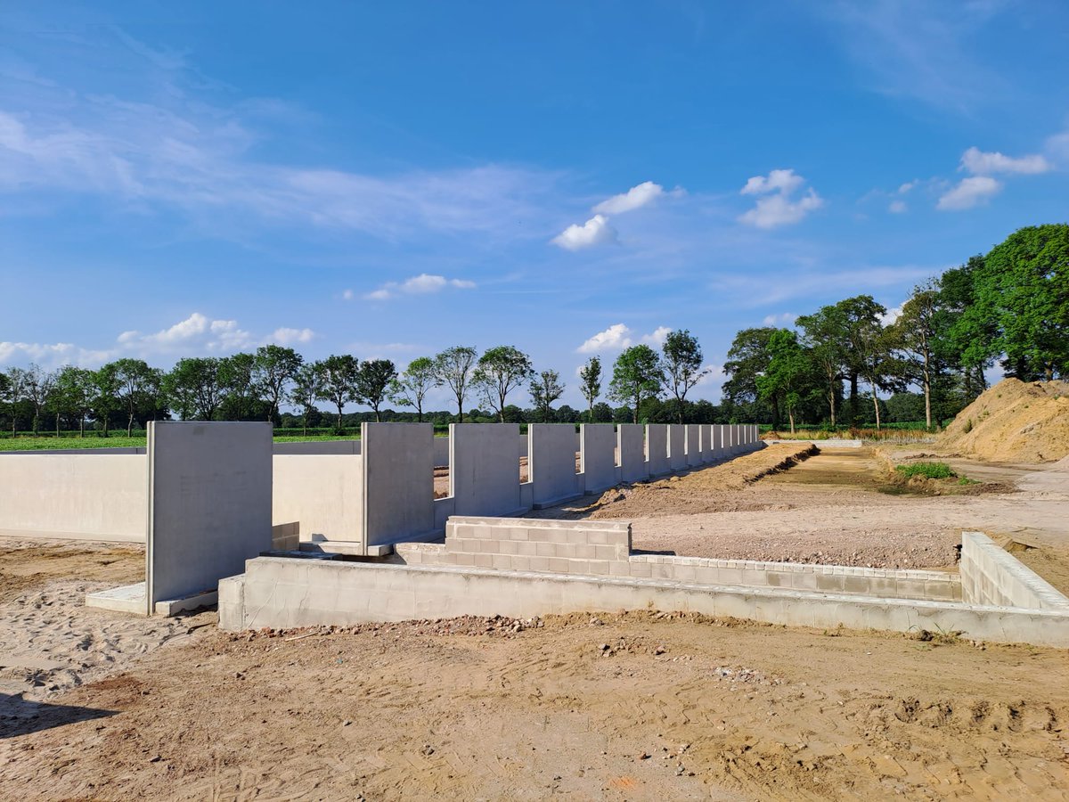 De fundamenten van de Zonvarkenstal bij de familie Wikkerink staan.  De inkepingen in de wanden die je hier ziet zijn de doorgangen voor de varkens om 24/7 naar buiten te kunnen.
Begin oktober zijn deze apartementen klaar en worden de eerste Zonvarkens in deze stal verwelkomd.
