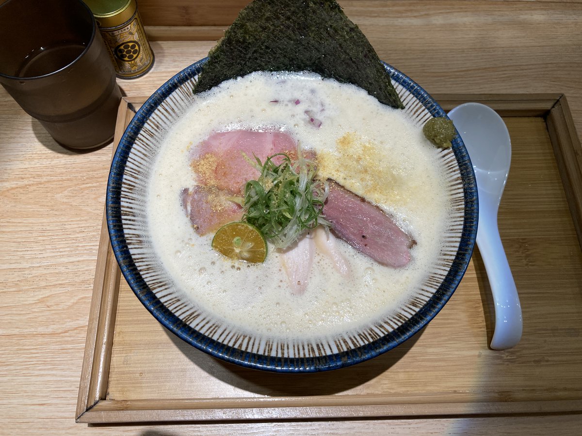 銀虎、辻葉連打 ....
銀虎這碗醬油雞湯拉麵個人很喜歡