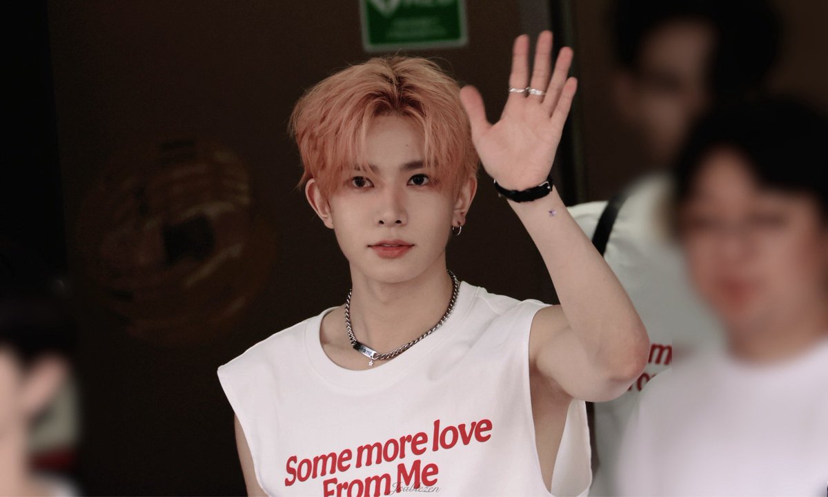 jrablezen's tweet photo. 240719 뮤직뱅크 퇴근

#ENHYPEN #엔하이픈 #HEESEUNG #희승 #이희승 #ヒスン https://t.co/G9dSKMfQup