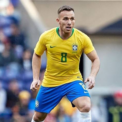 ANFutbol_ZA's tweet photo. 𝐌𝐀𝐒𝐀𝐍𝐃𝐀𝐖𝐀𝐍𝐀, 𝐌𝐄𝐄𝐓 𝐀𝐑𝐓𝐇𝐔𝐑 🇧🇷👋

Brazilian Centre-Forward Arthur has joined the Champions! 🏆📝

#Sundowns #WelcomeArthur 🤡 https://t.co/onEQtraG7s