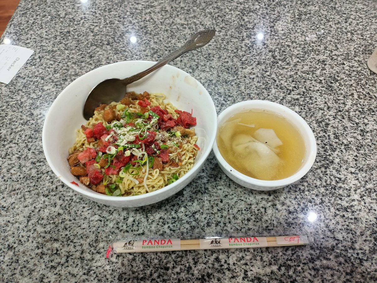 今日のお昼はBakmie Babi Jumbo(豚ラーメン大盛り)でした。定期的に食べたくなりますね🫡久しぶりだったですが、値上がりしておりました。。🫢
税込みRp49,000。