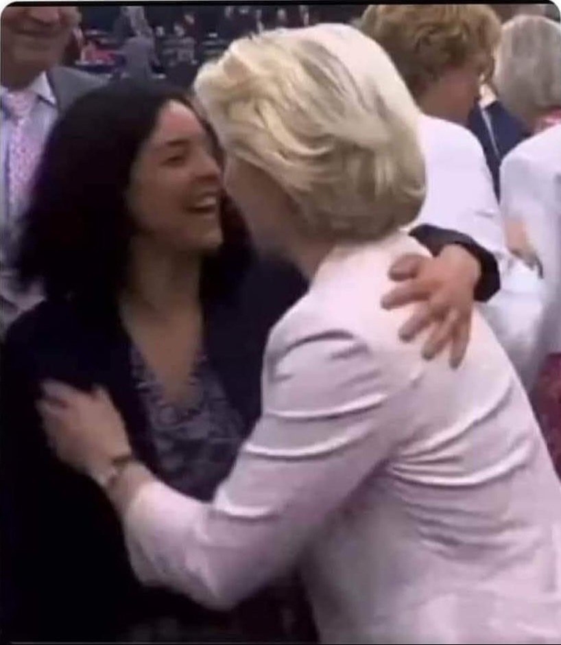 Le plan B est devenu le "plan  bise".

<a href="/ManonAubryFr/">Manon Aubry</a>, cheffe de file des insoumis au parlement européen, fait la bise et la claque toute hilare à Ursula von der Leyen qui vient d'être réélue à la tête de la Commission européenne.

Peut importe l'atlantisme débridé de von der