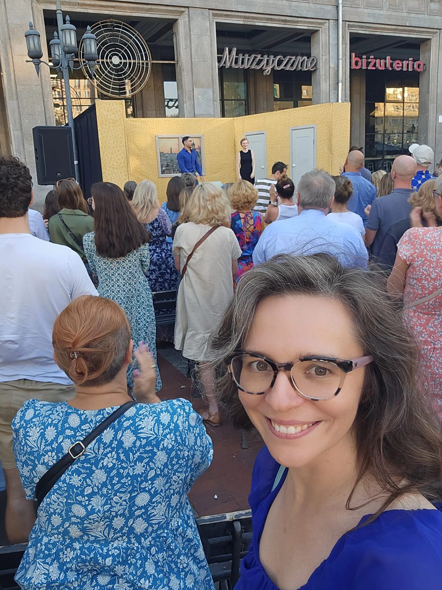 JachiraKlaudia's tweet photo. Wracam sobie przed 19 z biura do domu, a na Placu Konstytucji plenerowe przedstawienie Teatru Polonia! Ludzie sobie siedzą, oglądają, śmieją się, więc usiadłam i ja.
Spektakle są dofinansowane przez miasto, więc dostępne dla każdego. I taki codzienny kontakt z kulturą to ja rozumiem - po prostu Warszawa!😍

A jak u Was? Są jakieś fajne letnie atrakcje w okolicy?😉
