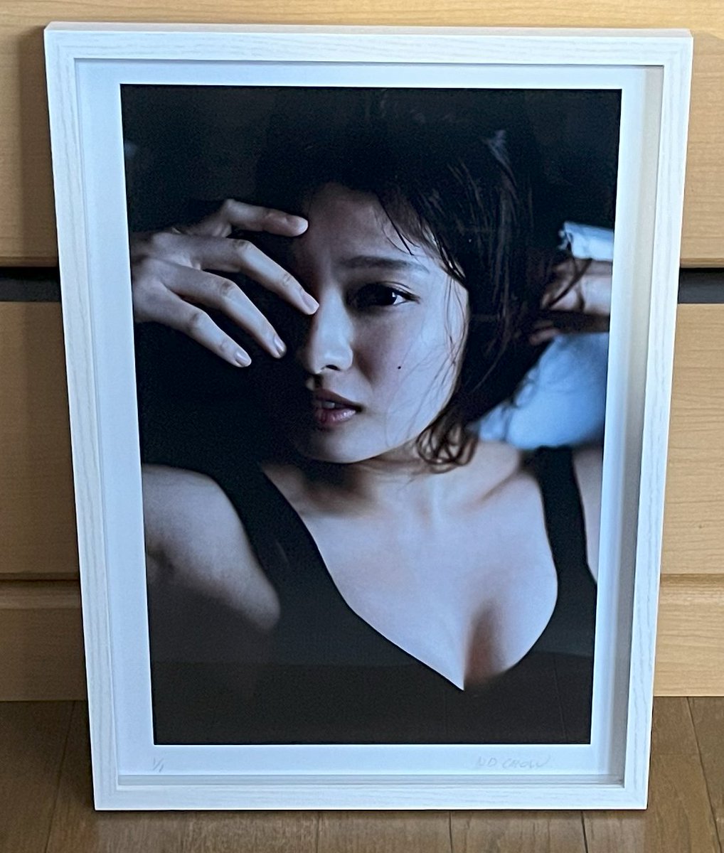yasu_iwazaki's tweet photo. 写真展 #BEYOND のオークションで落札した作品届きました🖼️。
本当にステキなアート作品です🥰。
将来めちゃくちゃ価値が出たりして☺️。
それにしてもどこに飾るか迷うなぁ🤔。
#AKB48 #行天優莉奈
#KLP48 #YurinaGyoten
#DRELLA https://t.co/W8jgBuTJOV