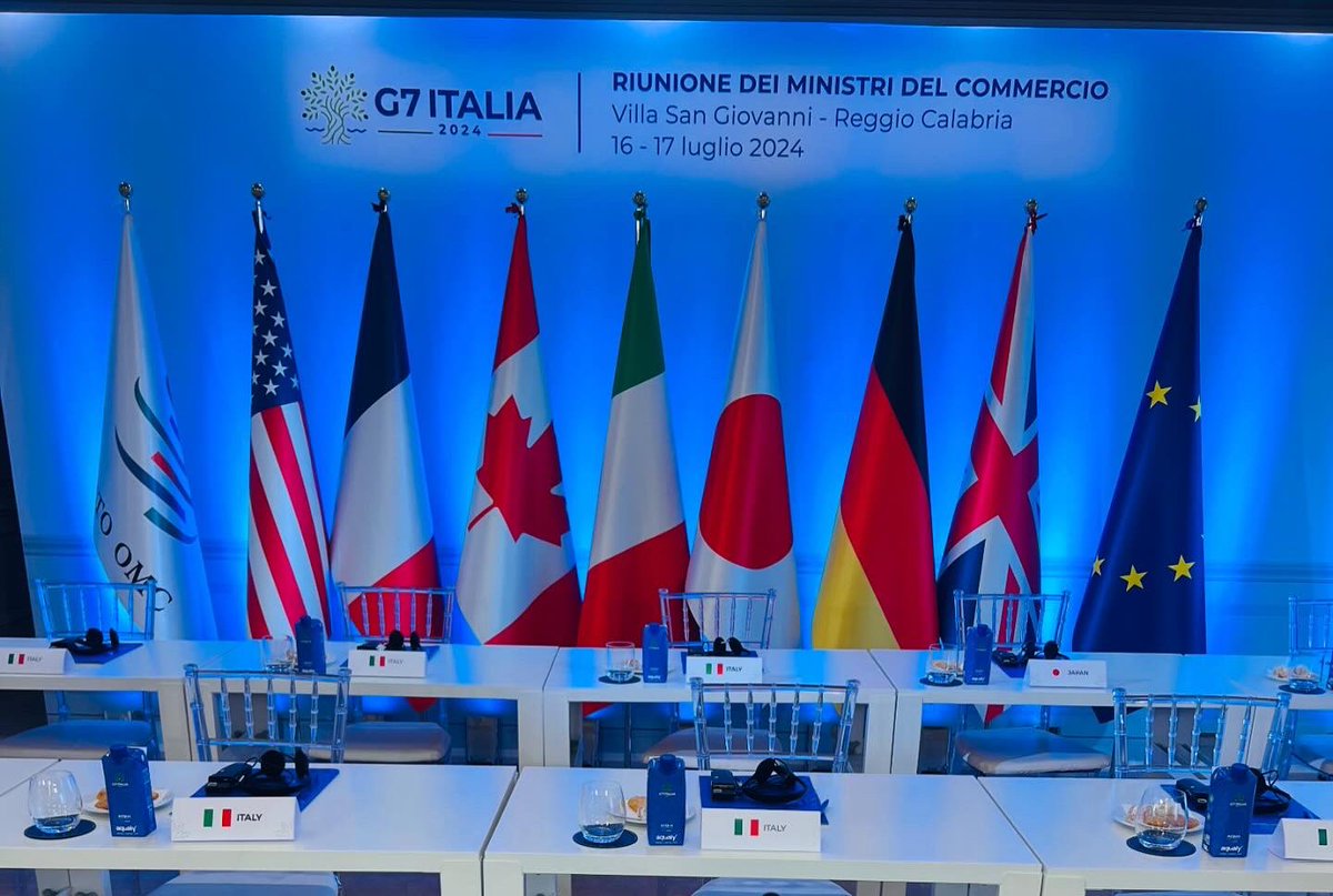 JCupellini's tweet photo. #G7 Commercio | Tanto caldo, tanti imprevisti, ma sempre col sorriso. 

#Team #Diplomacy https://t.co/E8J0faYA64