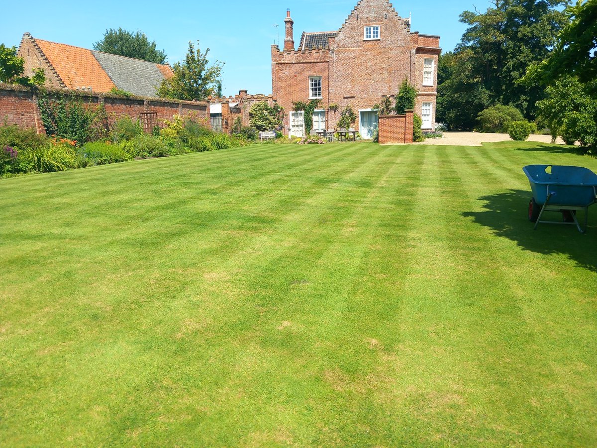 Groundsandgard1's tweet photo. Any warmer and @mowermanjimmy will be taking his jacket and jumper off...
#patchoftheday https://t.co/7nFDjuAdYp