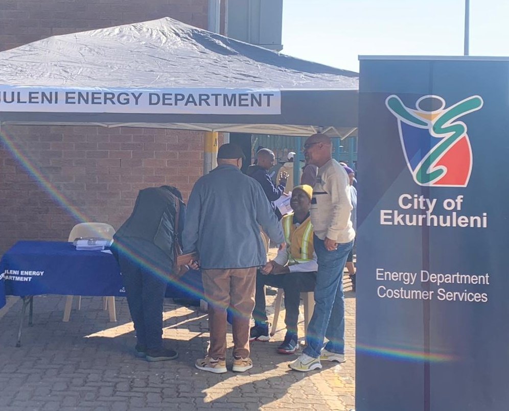 City_Ekurhuleni's tweet photo. 🔺The J D Thomas Hall is buzzing with community members taking advantage of today's #ServiceDeliveryOpenDay
✅ Exchange your damaged wheelie bins
✅Get assistance from SASSA & Home Affairs on your queries
✅️Indigent registration
✅️Account queries
And MORE!
#CoeWorks https://t.co/ojTyRwpOin