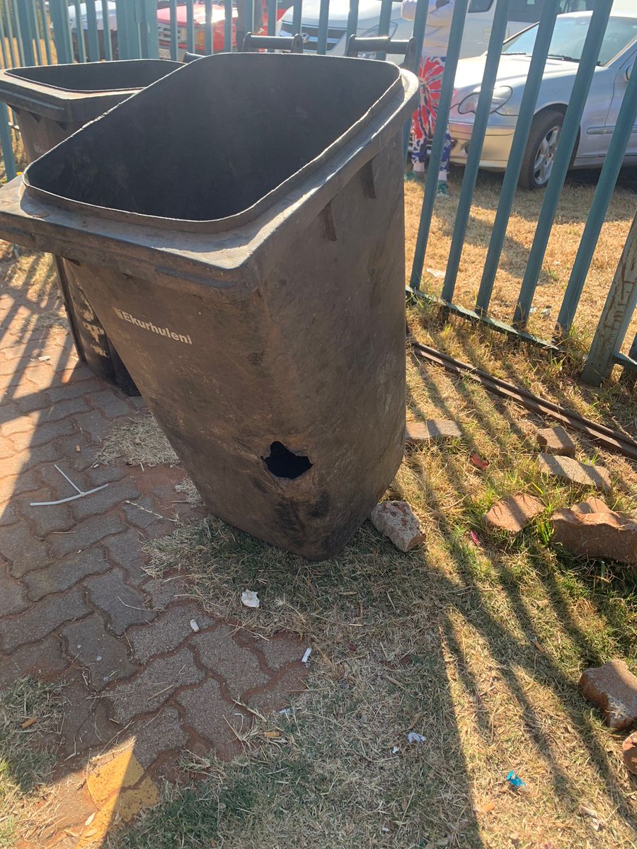 City_Ekurhuleni's tweet photo. 🔺The J D Thomas Hall is buzzing with community members taking advantage of today's #ServiceDeliveryOpenDay
✅ Exchange your damaged wheelie bins
✅Get assistance from SASSA & Home Affairs on your queries
✅️Indigent registration
✅️Account queries
And MORE!
#CoeWorks https://t.co/ojTyRwpOin